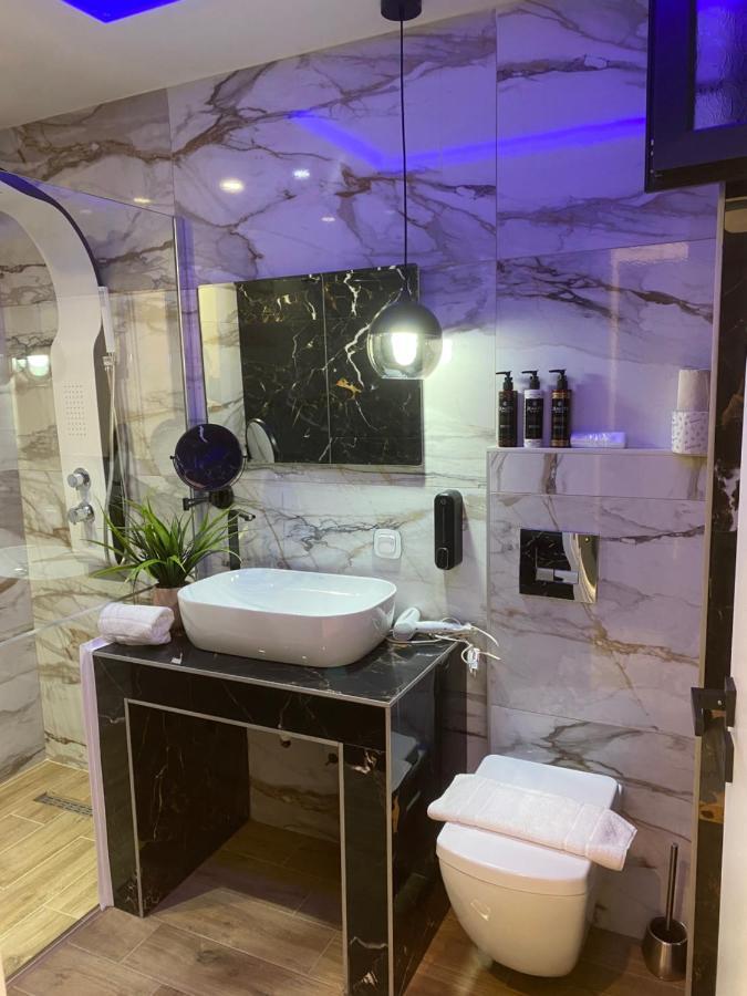 Candi Luxury *
